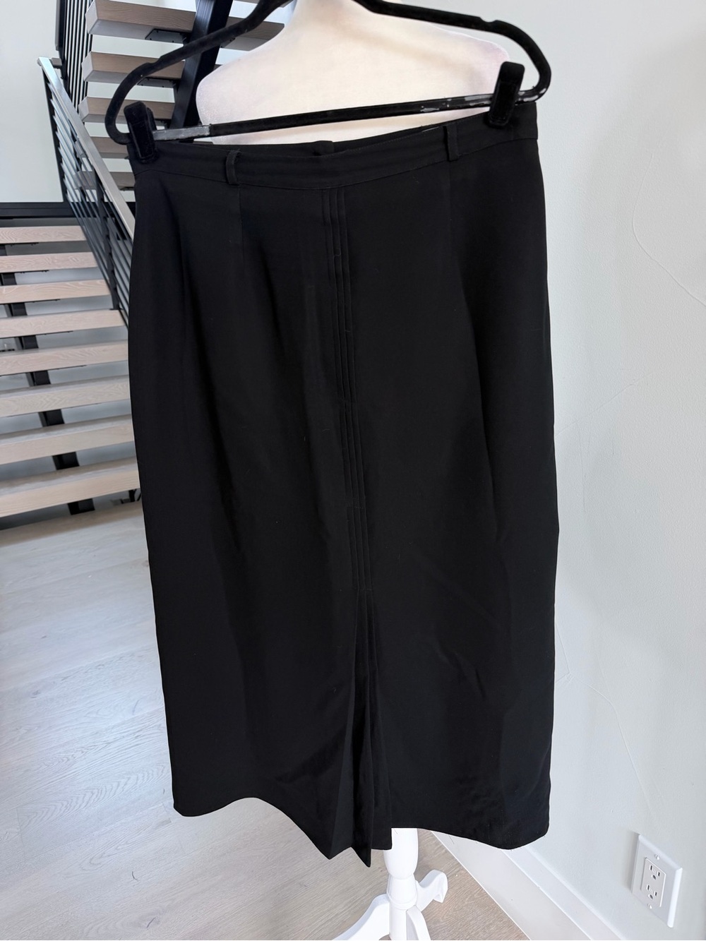 Vintage Classic Black Women's Midi Skirt waist 32” length 33” hips 41”